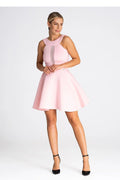 Robe de cocktail Figl design moderne chic femme silhouette évasée couleur rose pâle matériau synthétique finitions élégantes occasions spéciales