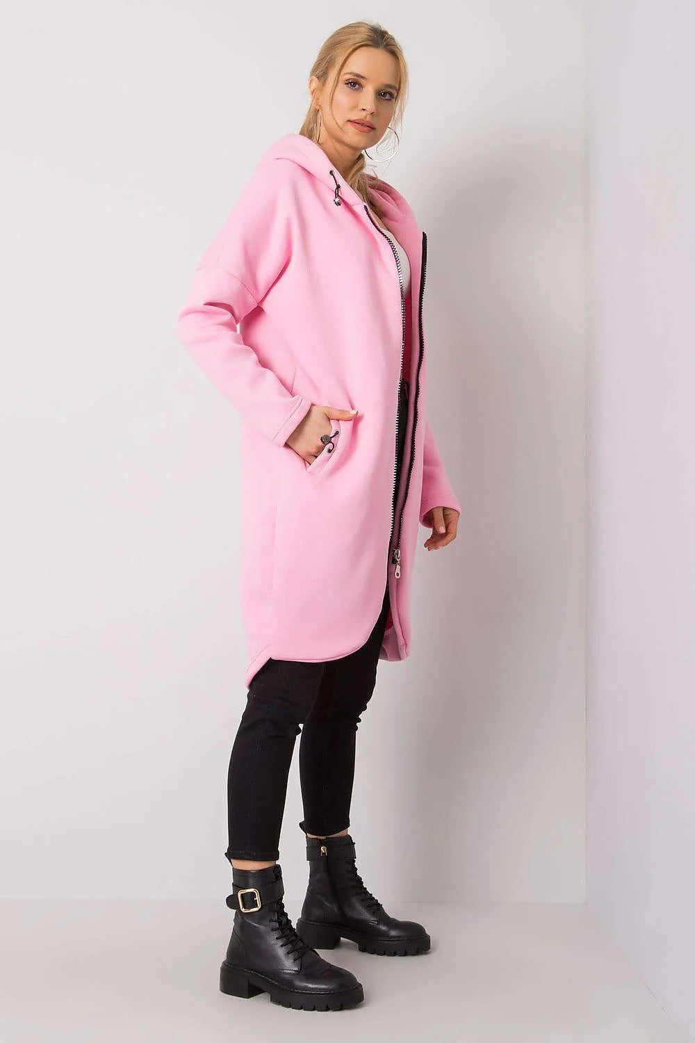 Manteau pour femmes design moderne audacieux couleur fuchsia vif coupe oversize matériau structuré fonctionnalité confort