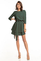 Robe élégante polyester vert foncé ajustée ceinture volants manches trois-quarts pour occasions spéciales femmes
