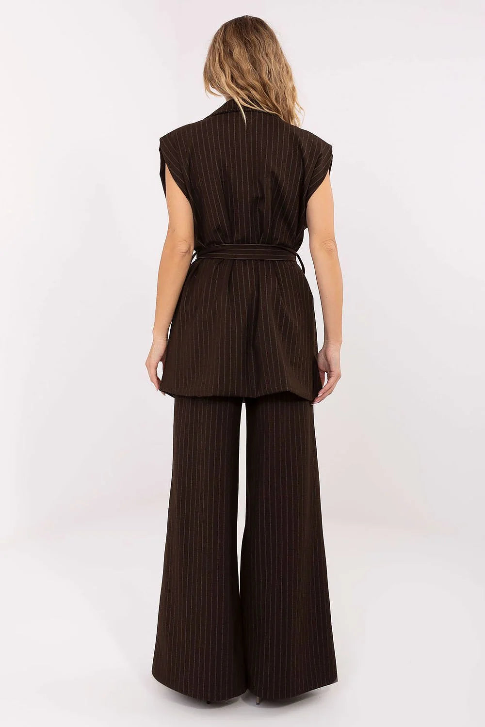gilet femme blazer sans manches marron foncé fines rayures verticales col cranté épaules structurées ceinture nouée