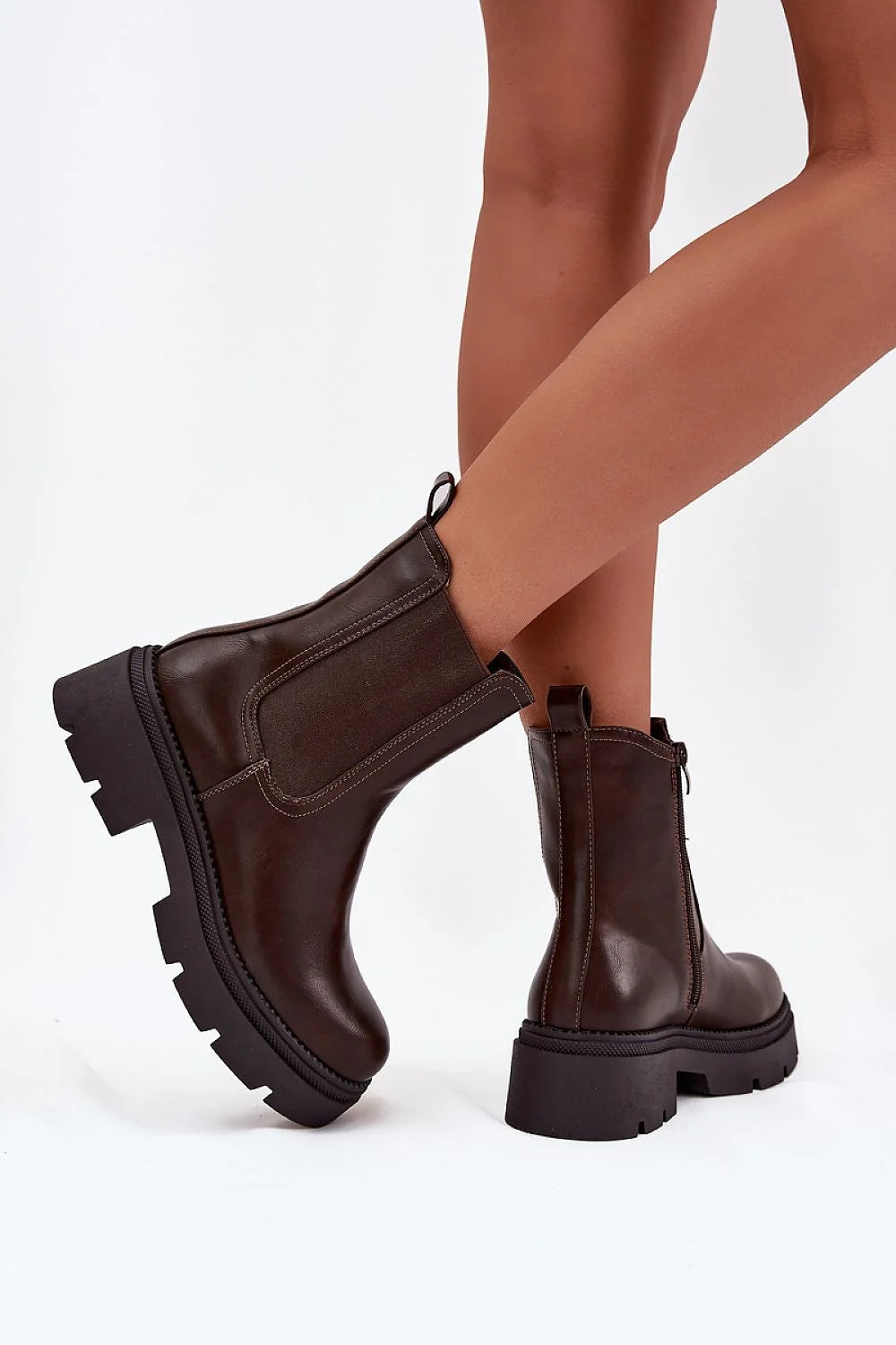 bottines chelsea montantes cuir artificiel lisse marron semelle crantée noire plateforme chunky zip intérieur élastique latéral coutures apparentes antidérapante