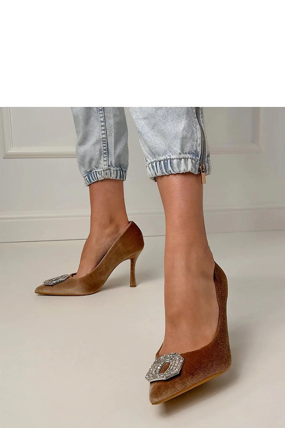 escarpins femme talons aiguilles velours camel doré bout pointu silhouette élancée ornement zircons semelle cuir synthétique enfilable confortable élégante soirée