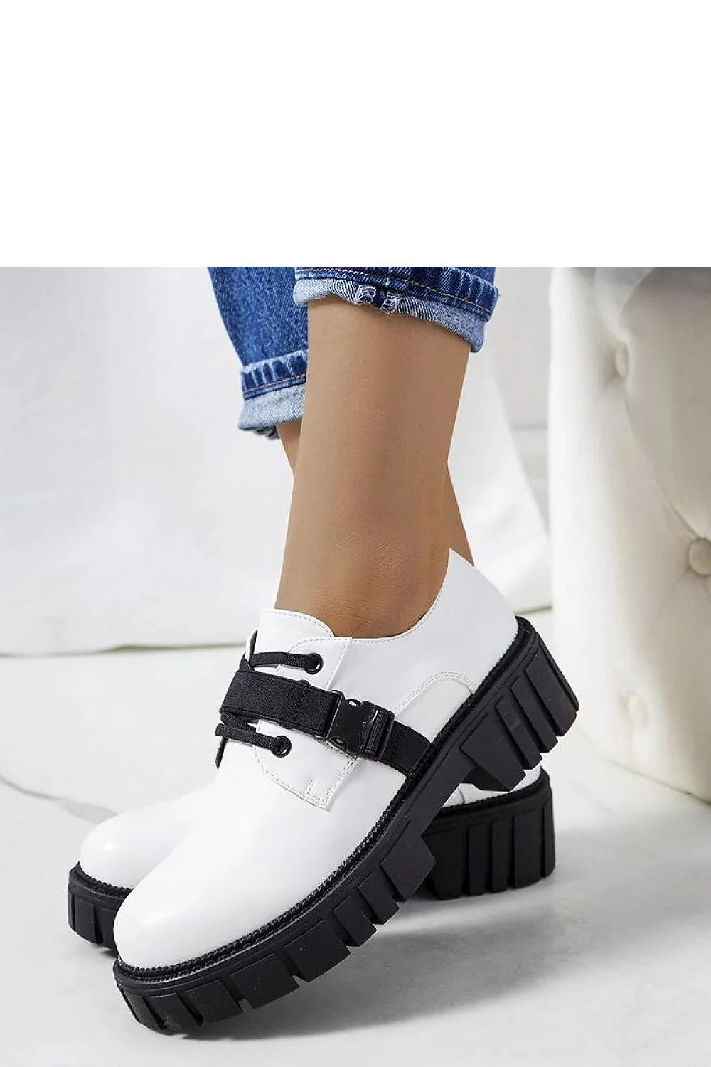 Chaussures basses femmes mode contemporaine cuir blanc semelle épaisse lacets élastiques style urbain confort élégance