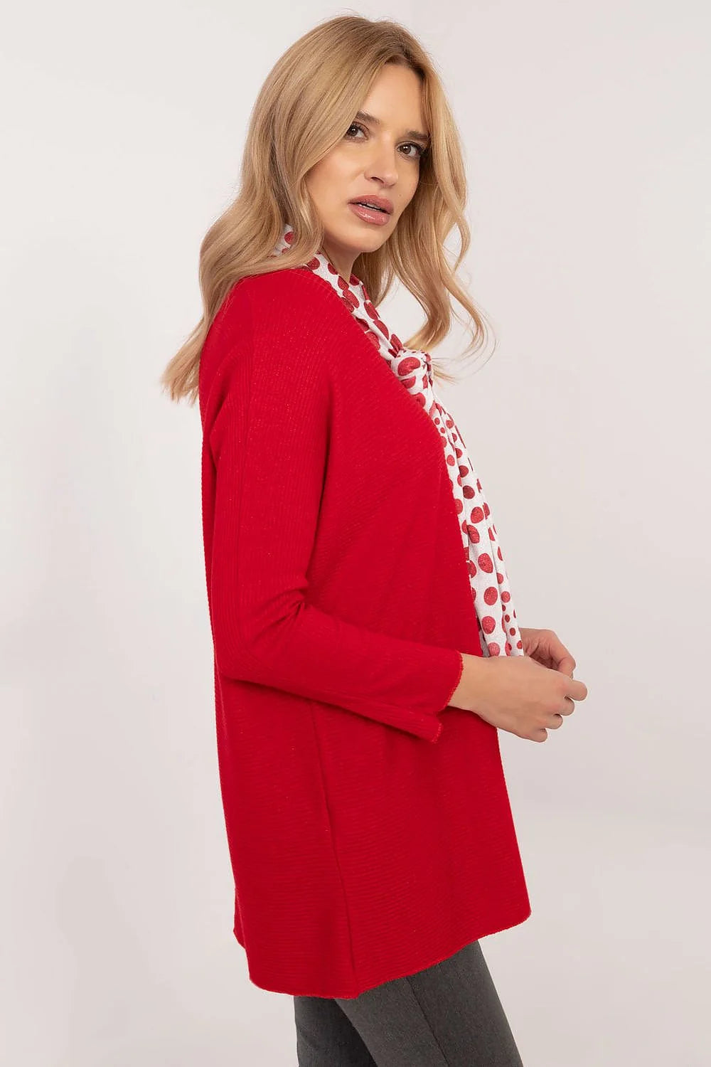 Chandail élégant pour femme rouge vif manches longues col V texture côtelée matière douce accessoire écharpe blanche
