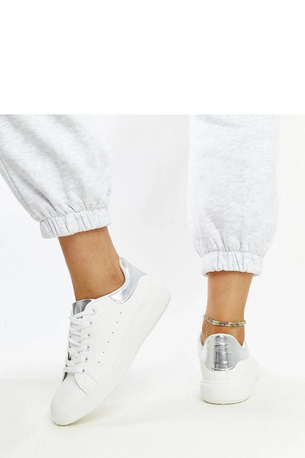 Baskets pour femmes modernes style sneakers blanc argenté cuir écologique semelle caoutchouc blanche taille ajustable