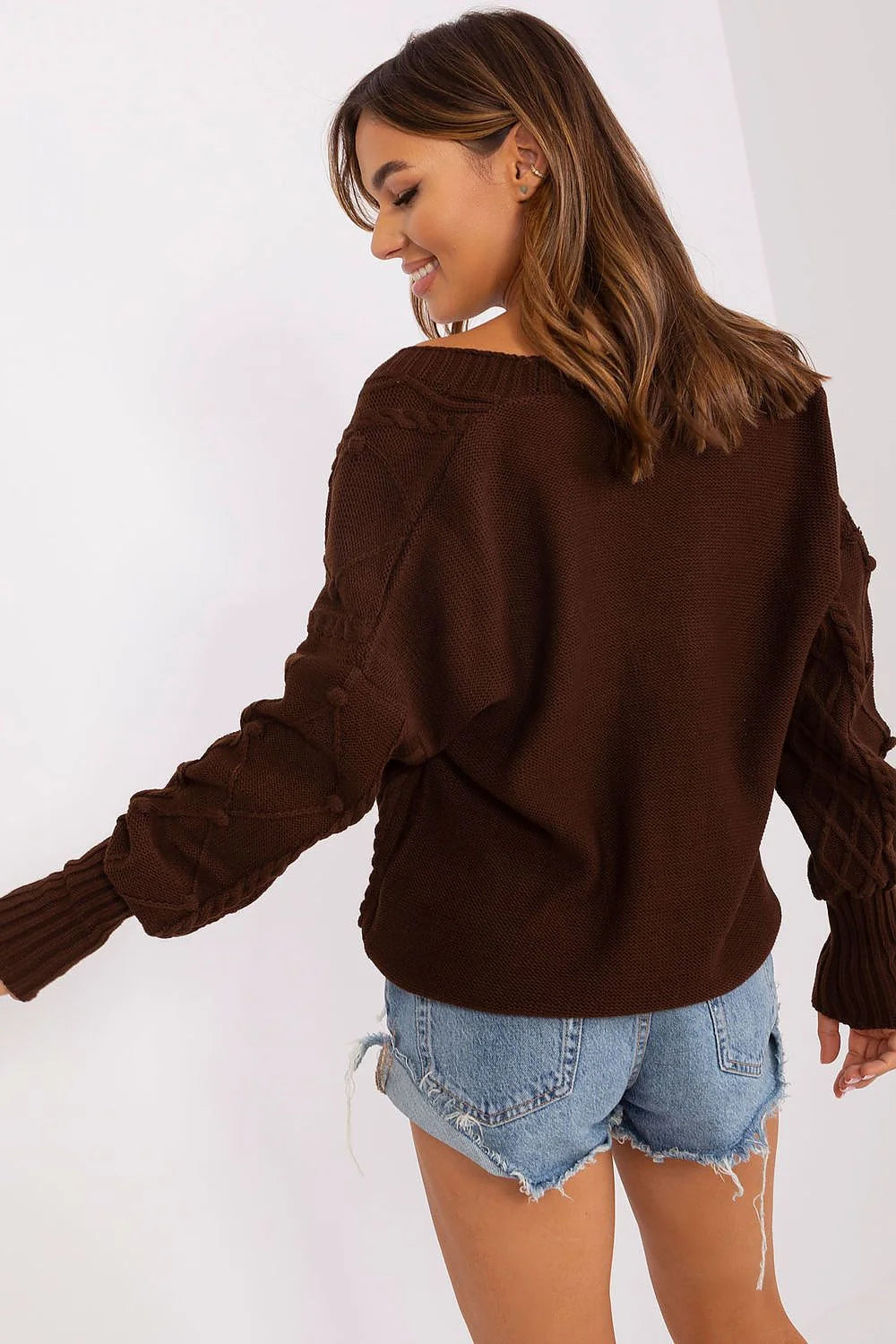 Cardigan maille pour femme design moderne élégant couleur marron foncé motif losanges matériau acrylique doux longueur standard manches longues encolure cœur boutons larges