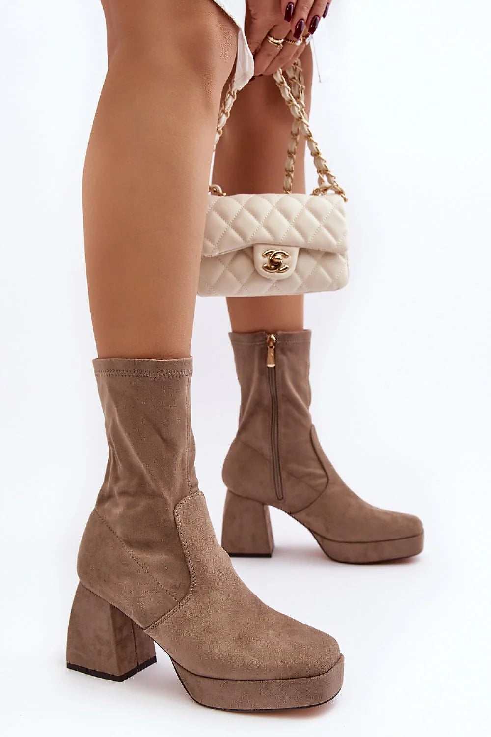 Bottes pour femmes en suédine écologique talon bloc massif plateforme beige taupe style moderne épuré confortable