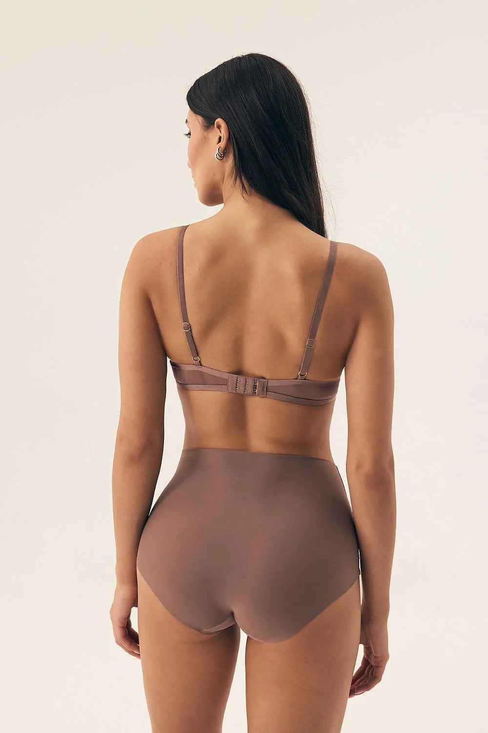 Soutien-gorge push-up élégant et fonctionnel avec culotte taille haute en tissu lisse pour femmes