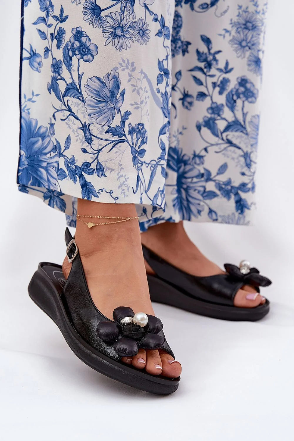 Sandales Jezzi et bas imprimés, style floral, couleur noire, talon compensé, fleur textile, perle centrale, confort, élégance, robe ou pantalon, été décontracté