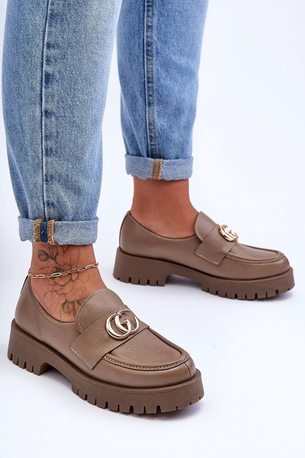 Mocassins femme taupe cuir naturel style urbain design moderne talon plat semelle épaisse doré métal ajustable confort