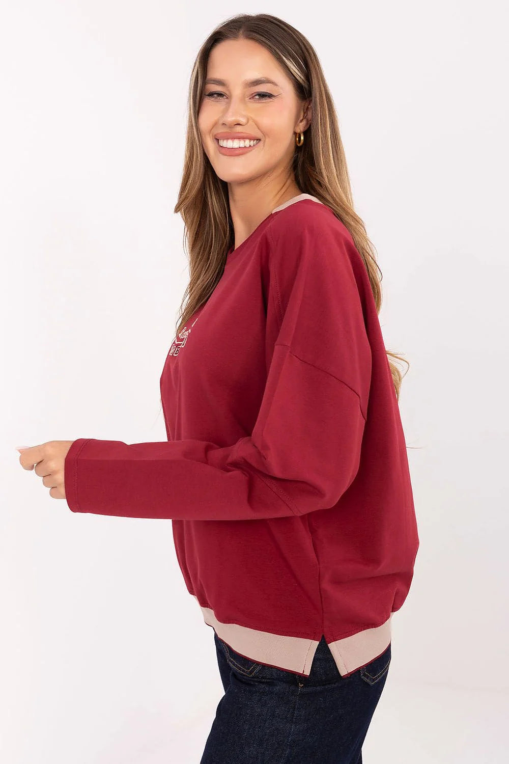 sweatshirt femme oversize manches longues encolure ronde bordeaux grenat coton elasthanne doux extensible broderie slogan crème ourlet contrastant beige hanches