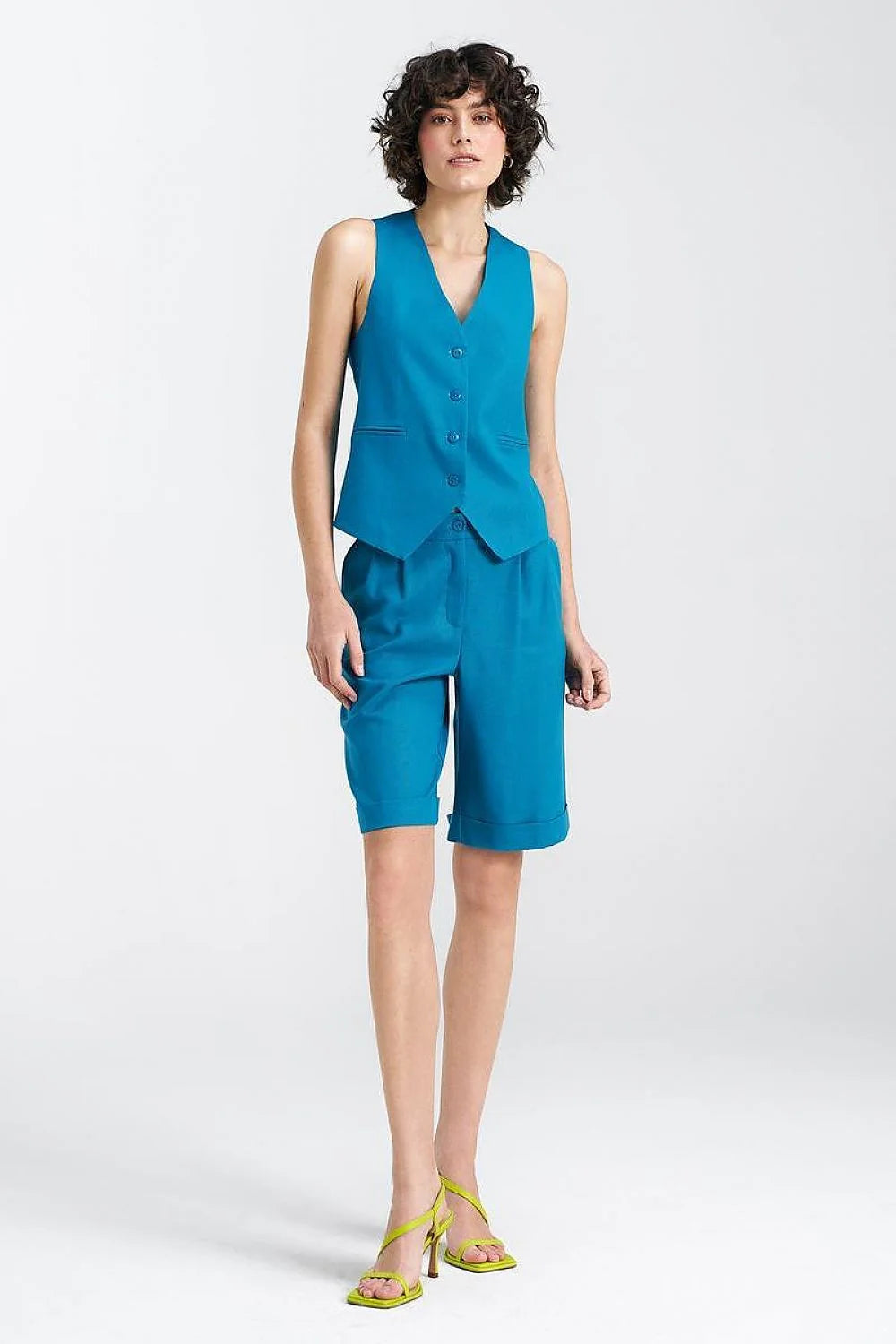 Tenue estivale femme deux pièces haut sans manches V-neck vert citron bermuda bleu roi taille haute plis revers sandales