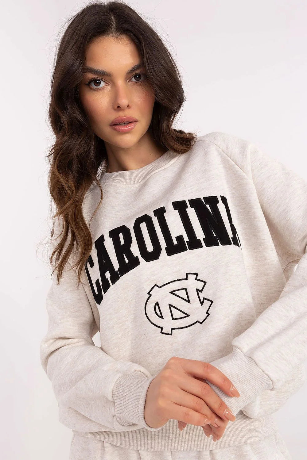 Sweatshirt Carolina pour femme en coton mélangé gris clair style casual épaules tombantes manches longues finitions côtelées look moderne inspiration universitaire
