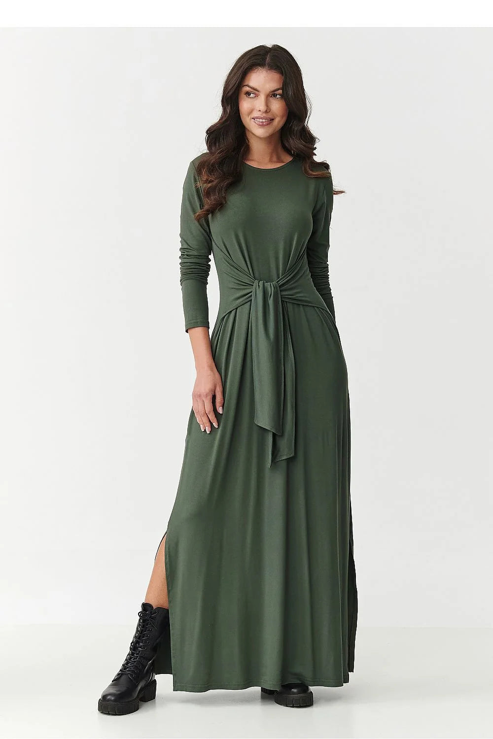 robe maxi viscose extensible manches longues col rond ceinture nouée taille drapée fentes latérales coupe évasée silhouette marquée vert olive