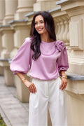 chemisier satin soyeux rose lavande fleur brodée épaule manches ballon ample fluide élégant féminin sophistiqué chic festif polyvalent luxueux