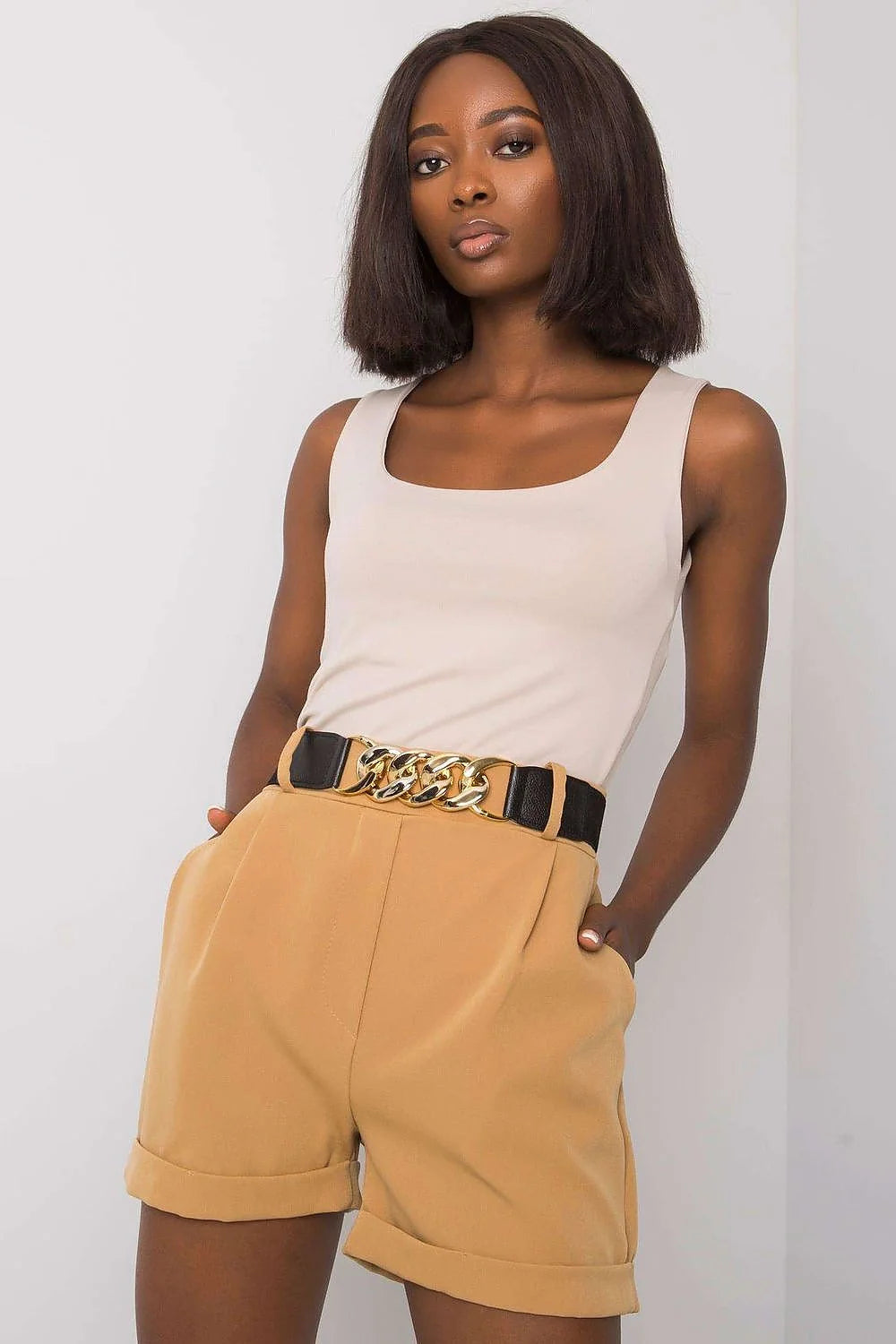 Short élastique sans-manches couleur vive côtelé ajusté ceinture dorée haut taille haute bandeau féminin style minimaliste look moderne