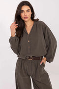 ensemble coordonné femme kaki olive texturé lin ample blouse encolure V boutonnage manches bouffantes élastiquées pantalon taille élastique