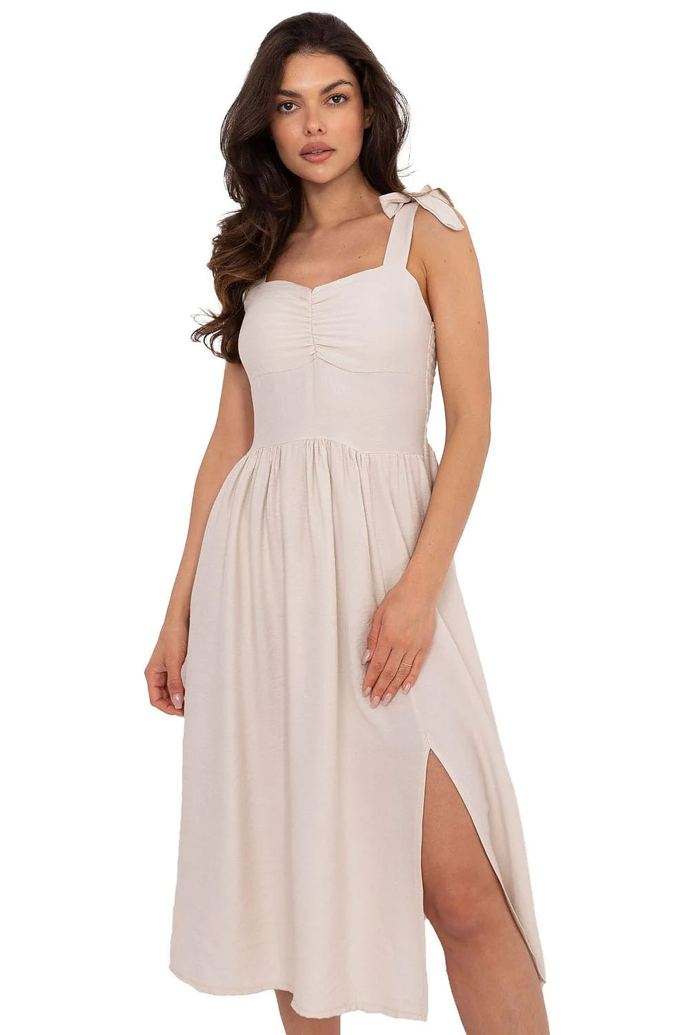 Robe de jour féminine élégante couleur beige clair décolleté droit fronces centrées bretelles ajustables longueur midi jupe évasée fente latérale matériau doux léger