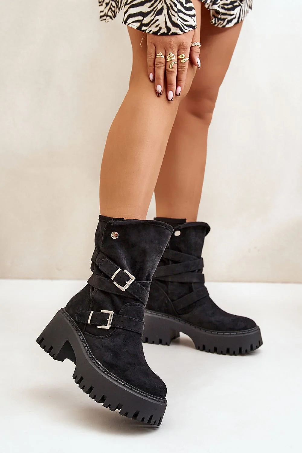 Bottes femmes style moderne suédé écolo sangles ajustables boucles argentées haut talon 7cm coupe mi-mollet