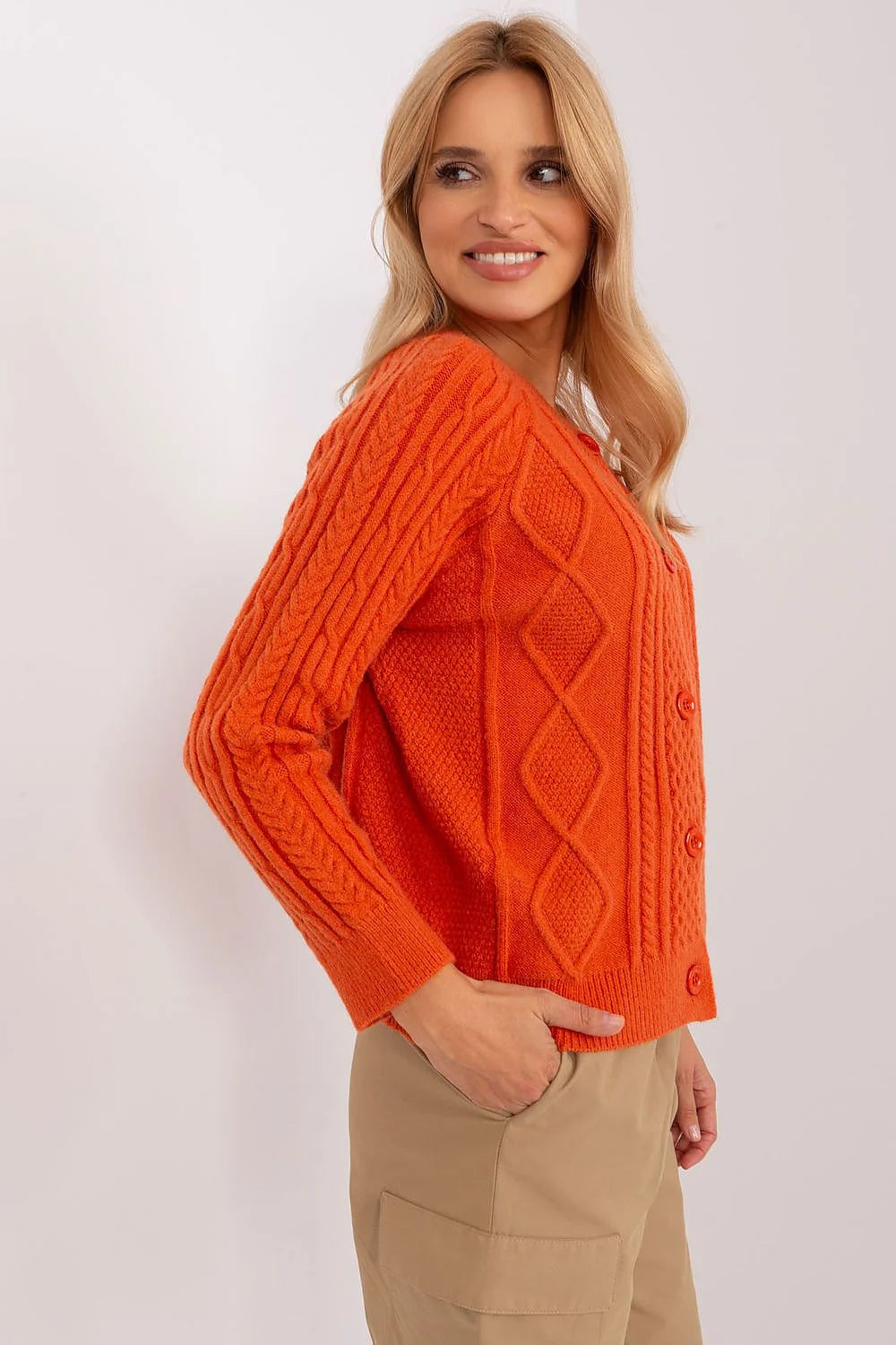 Cardigan femme maille torsadée motif losange manches longues encolure ronde boutons orange vif laine mélange fibres synthétiques coupe décontractée