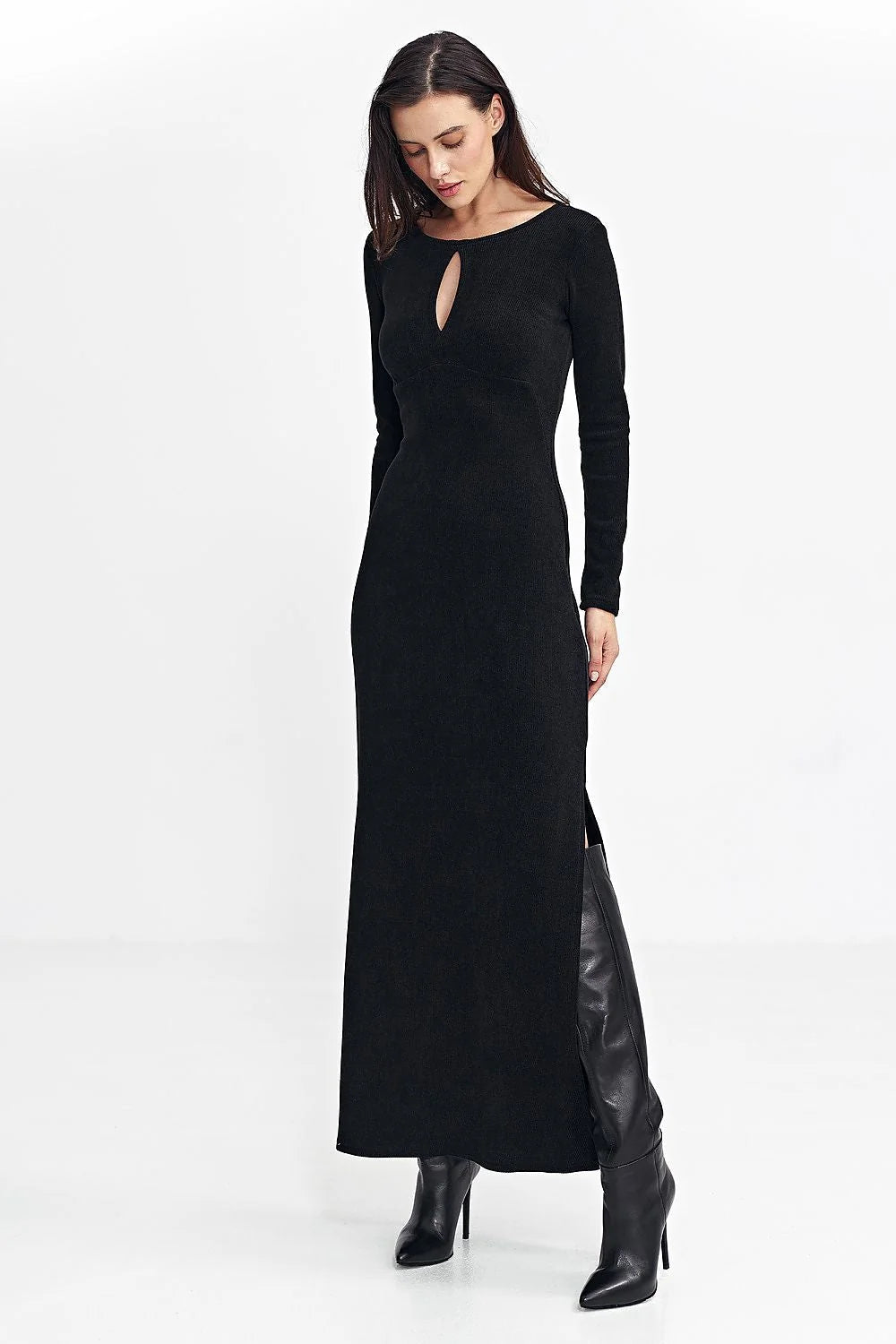 robe longue noire maxi manches longues coupe ajustée encolure goutte maille côtelée extensible fente latérale minimaliste chic soirée élégante sophistiquée