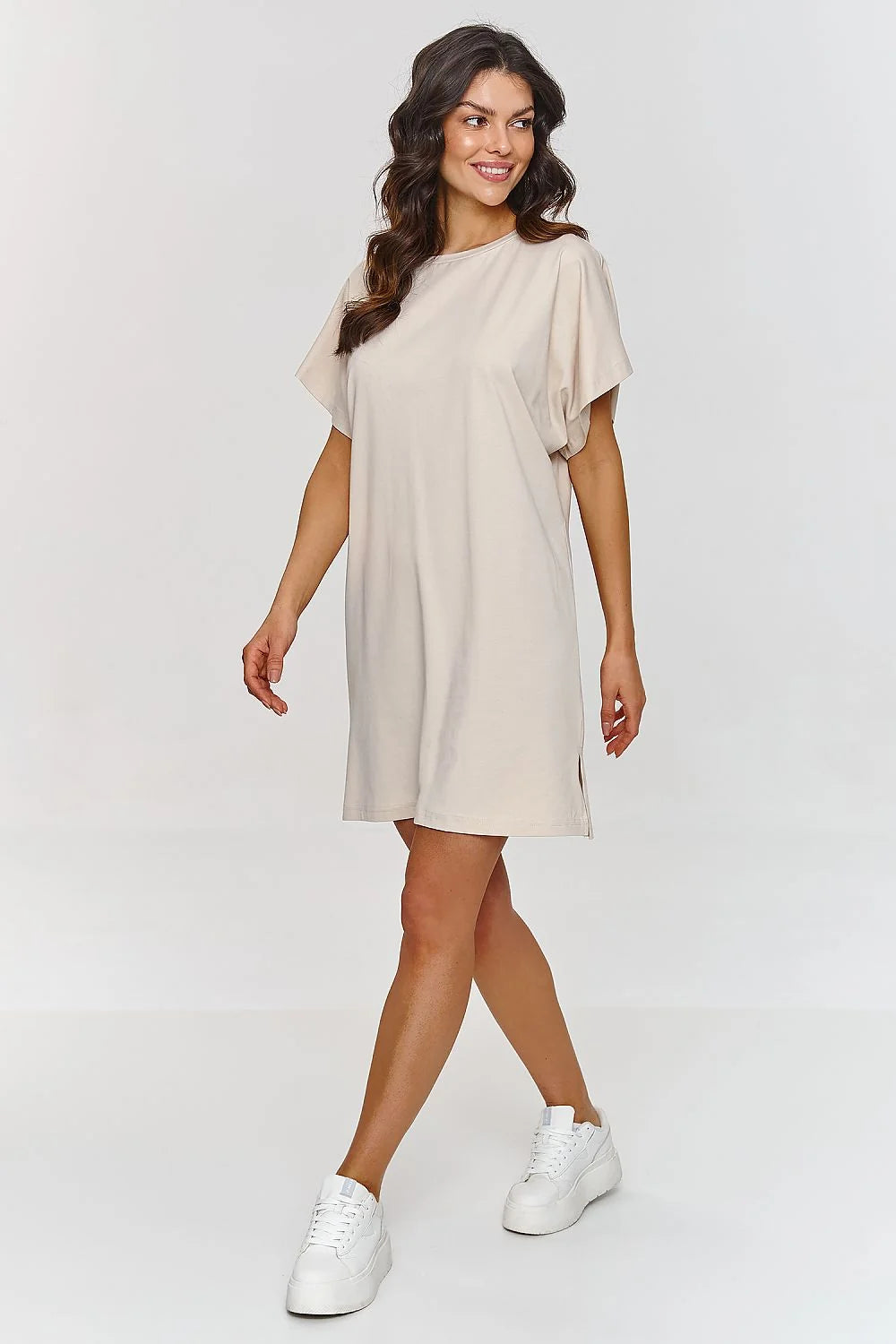 robe tshirt minimaliste coton jersey beige clair coupe droite ample manches kimono larges encolure ronde ourlet simple fentes latérales
