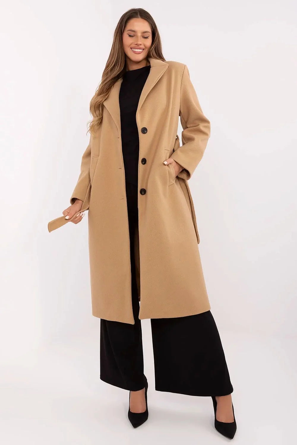 Manteau élégant pour femme longueur genou style classique beige camel épaules structurées coupe droite occasion office ville hiver Italy Moda