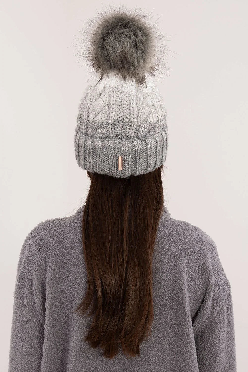 Bonnet Rue Paris tricoté motif côtes pompon faux fourrure gris chiné femme hiver élégant confortable