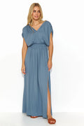 Robe de jour Makadamia en maille légère encolure en V manches larges taille élastiquée fente latérale couleur bleu-gris femme été