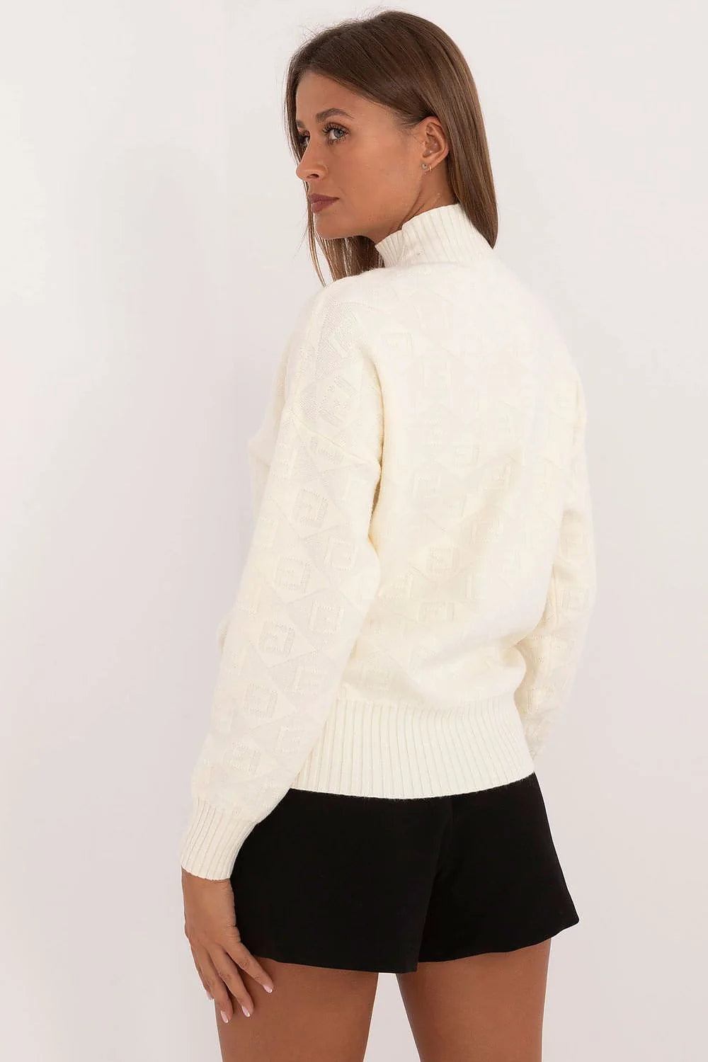 pull crème texturé jacquard losanges ivoire col montant manches longues ajustables côtelés poignets coupe droite oversize hanches doux