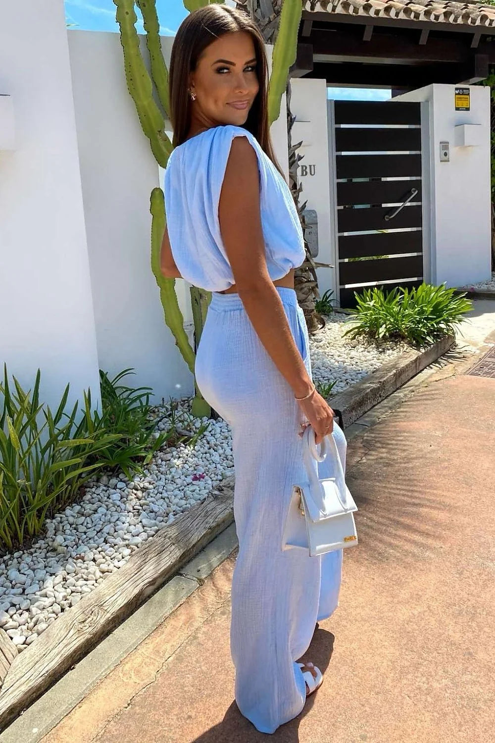 Ensemble La Balancia pour femme en mousseline bleu pastel, chemisier sans manches et pantalons larges, style décontracté et élégant, idéal pour les journées ensoleillées