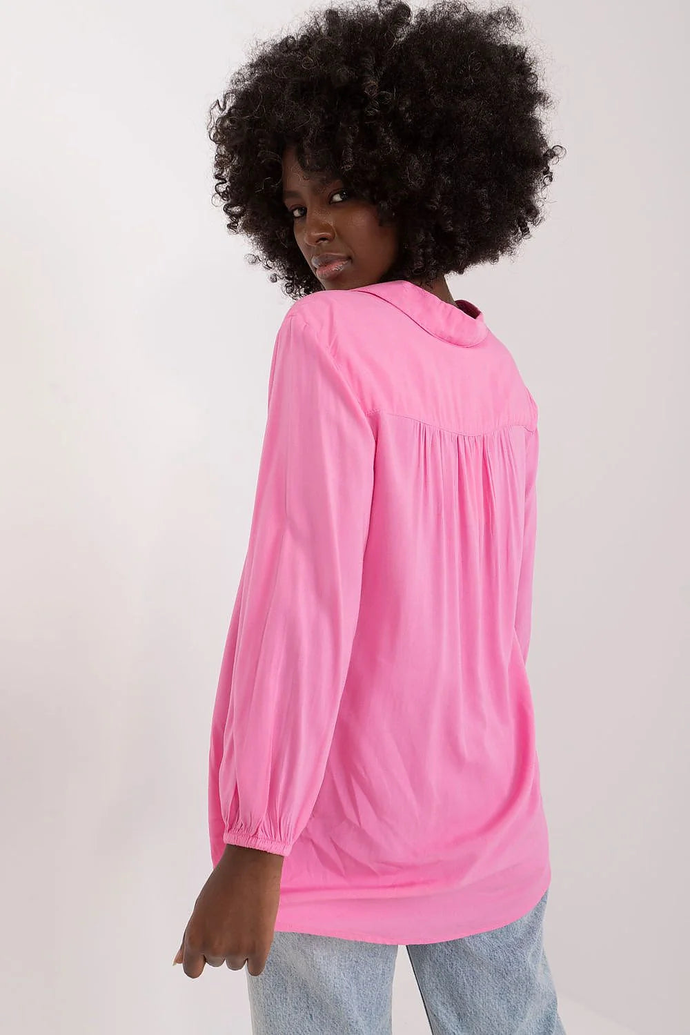 Chemisier Sublevel en viscose rose vif, manches longues élastiquées, col V-shirt, style décontracté moderne, coupe ample pour femmes