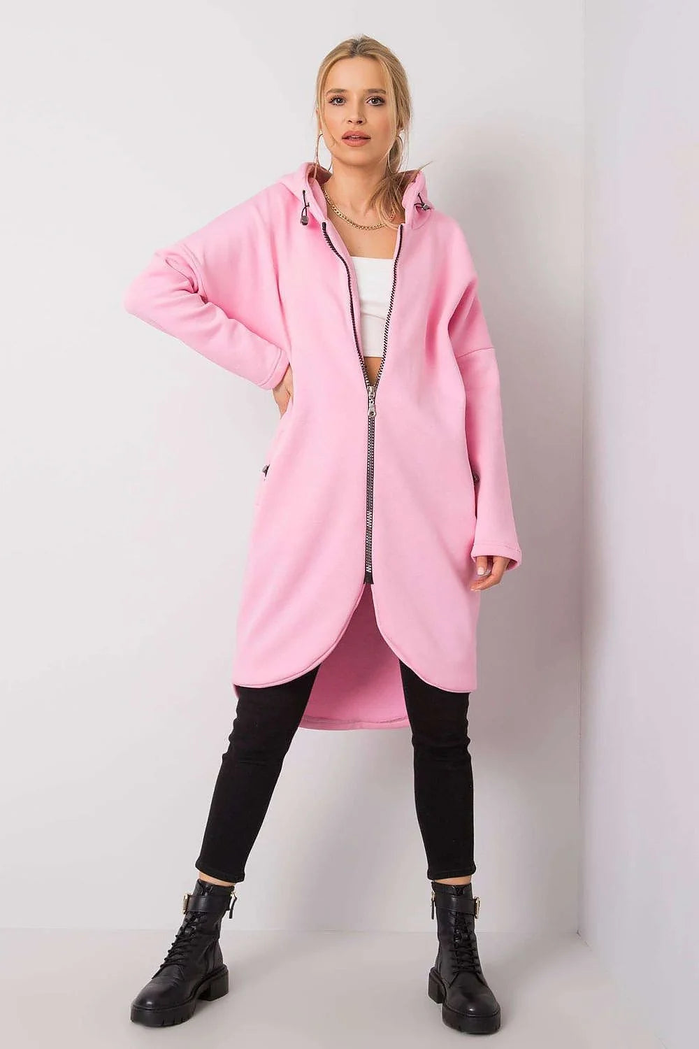 Manteau pour femmes design moderne audacieux couleur fuchsia vif coupe oversize matériau structuré fonctionnalité confort