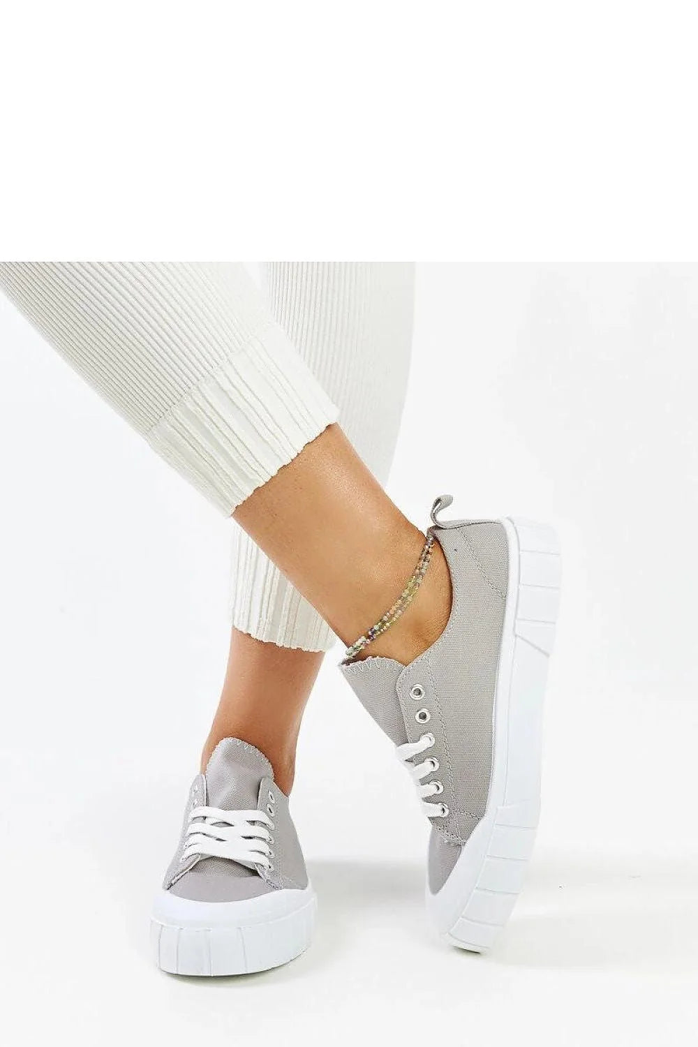 Baskets Adidas grises pour femmes, style moderne, tige basse, toile respirante, semelle caoutchouc, lacets blancs, accessoire chaînette multicolore, sneakers confortables occasionnels, look décontracté et sophistiqué