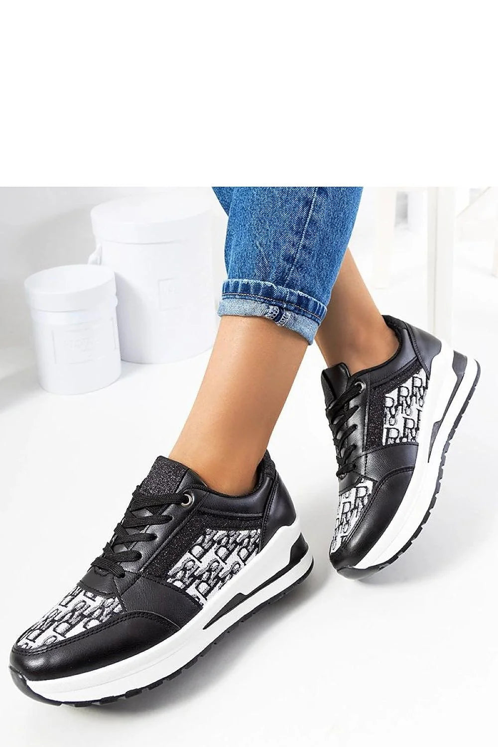 Baskets mode femmes style urbain contemporain cuir synthétique noir blanc motifs graphiques lacets noirs talon 3.5 cm confortable quotidien
