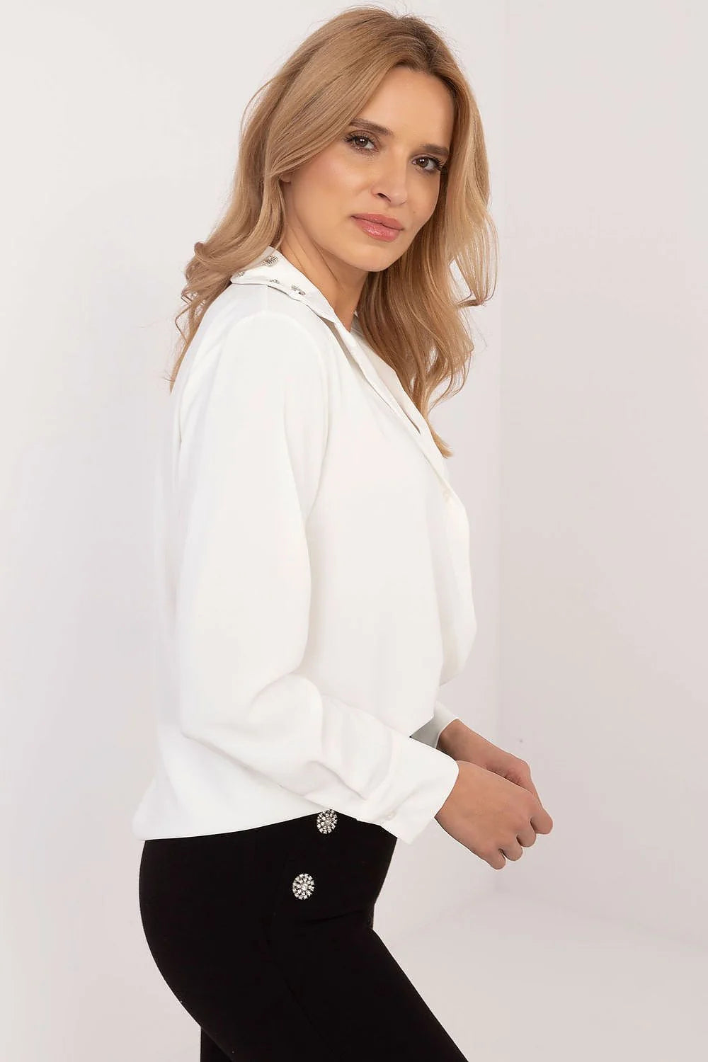 Chemise manche longue élégante pour femme couleur blanc pur coupe ample col V boutons argentés polyester viscose