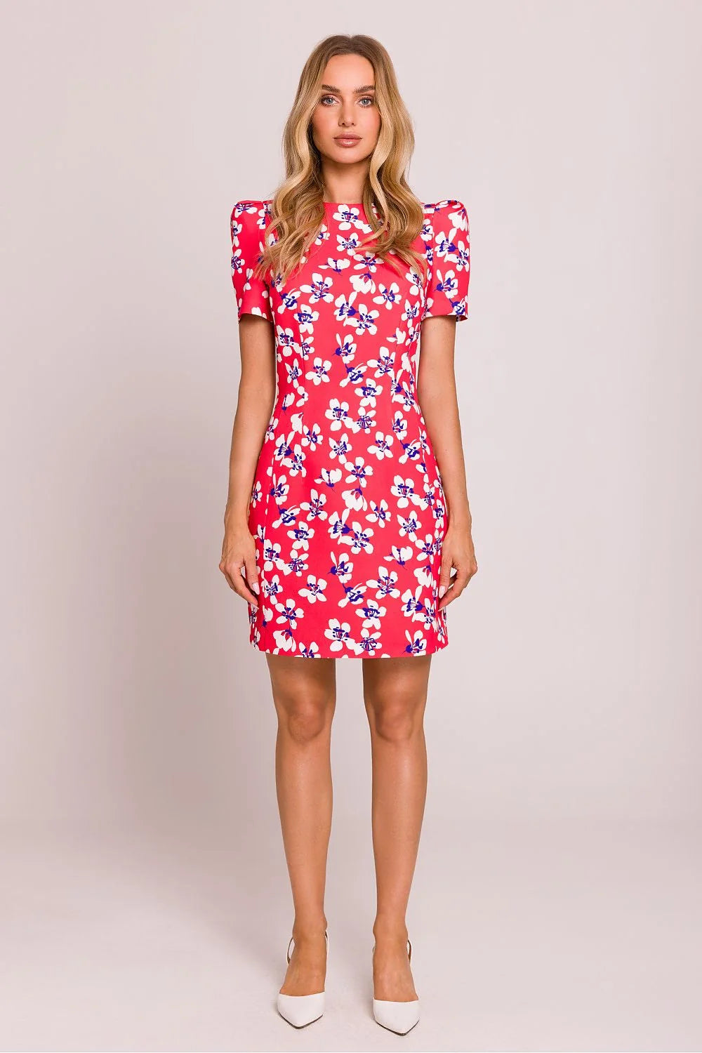 Robe Moe élégante à motifs floraux, manches courtes, taille ajustée, tissu léger, fermeture dissimulée, moderne, fabriqué en Pologne
