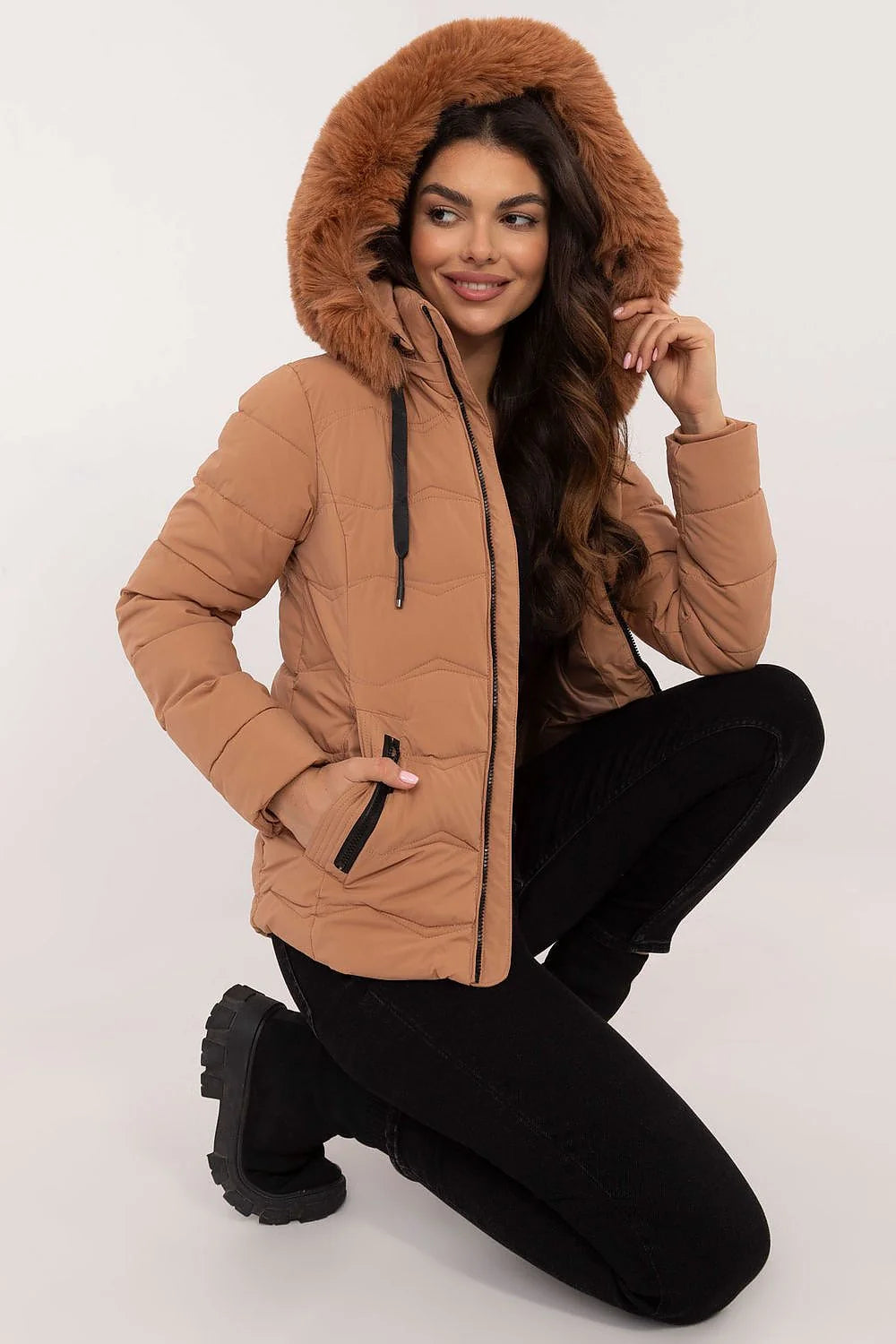 Veste hiver femme fourrure synthétique matelassée couleur camel style moderne coupe ajustée capuche amovible poches zippées