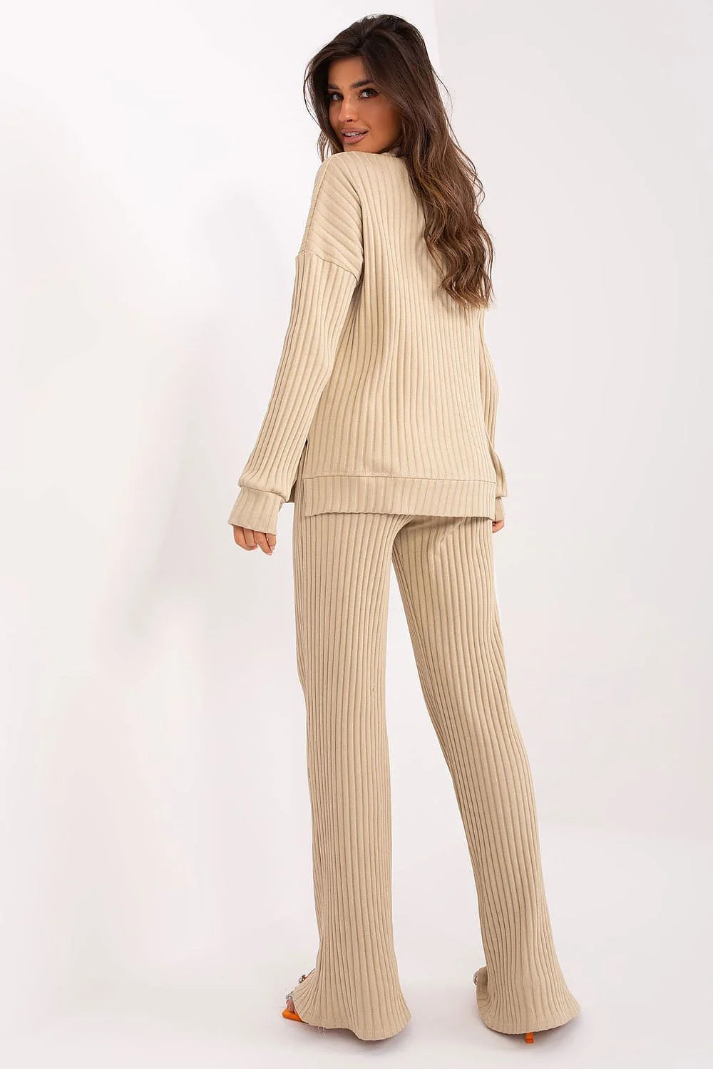 Ensemble Lakerta pull maille côtelée beige clair pantalon taille haute jambes larges mules strass femmes