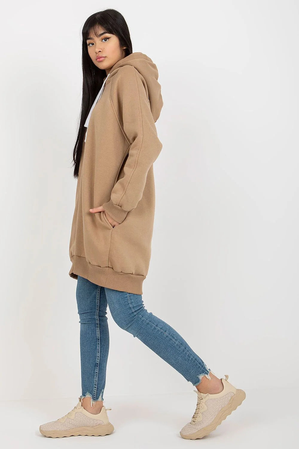 sweatshirt long oversize capuche tunique camel molletonné chaud poches latérales cordon blanc manches raglan ourlets côtelés confort polyvalente femme