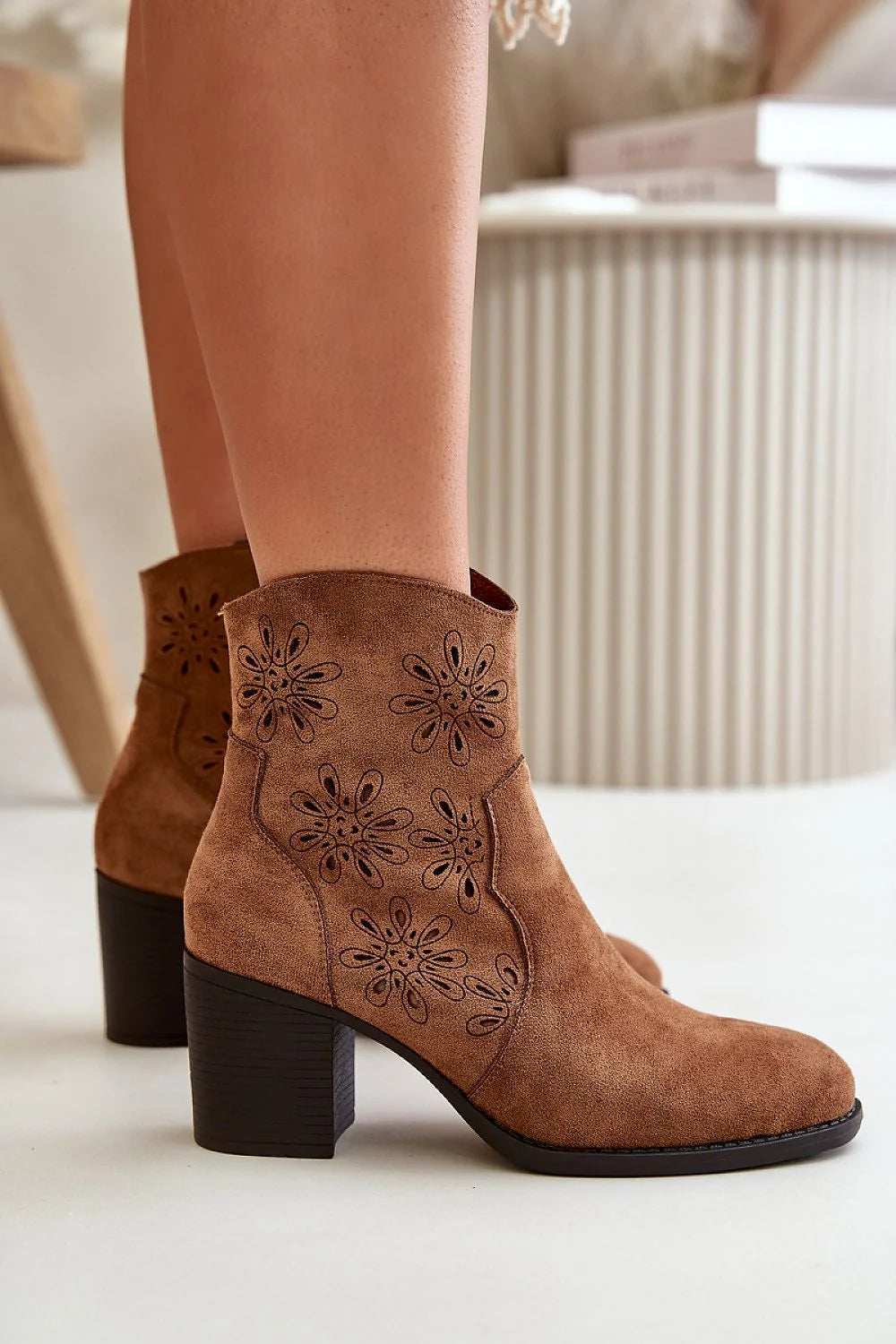 Bottes élégantes pour femme en suède camel à talon carré motifs floraux découpés au laser, coupe audacieuse, fermeture éclair latérale, semelle caoutchouc durable