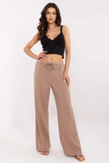 Ensemble mode deux pièces crop top noir pantalon survêtement beige femme style décontracté chic