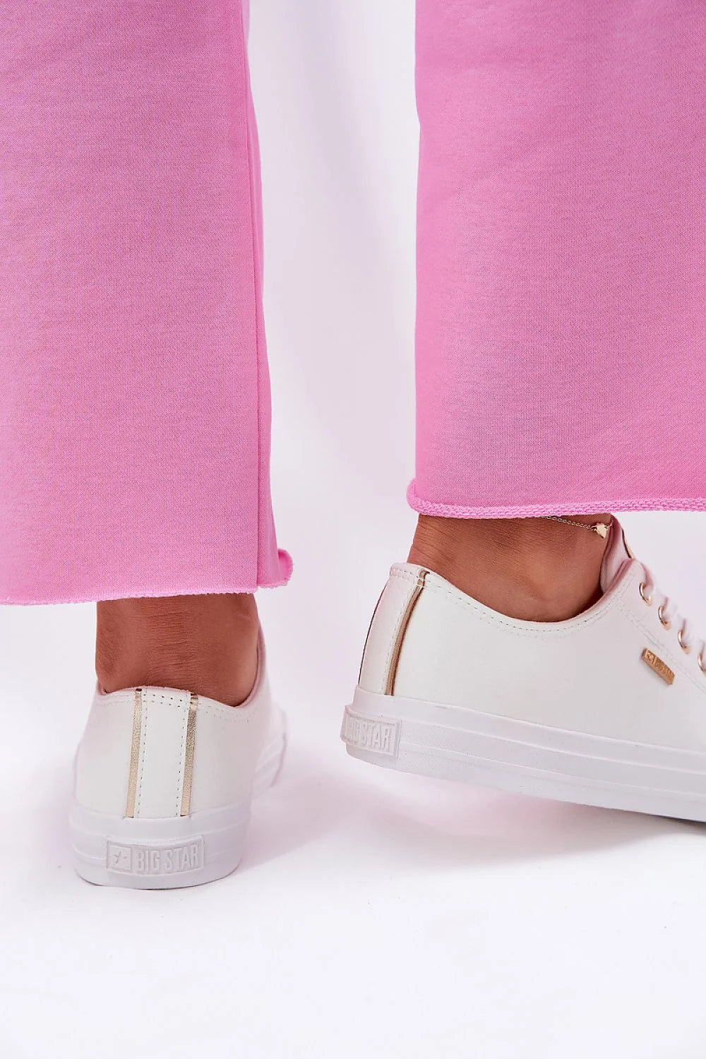 baskets femme basses blanches cuir synthétique lisse lacets œillets dorés plaque logo or rose semelle caoutchouc confortable résistante