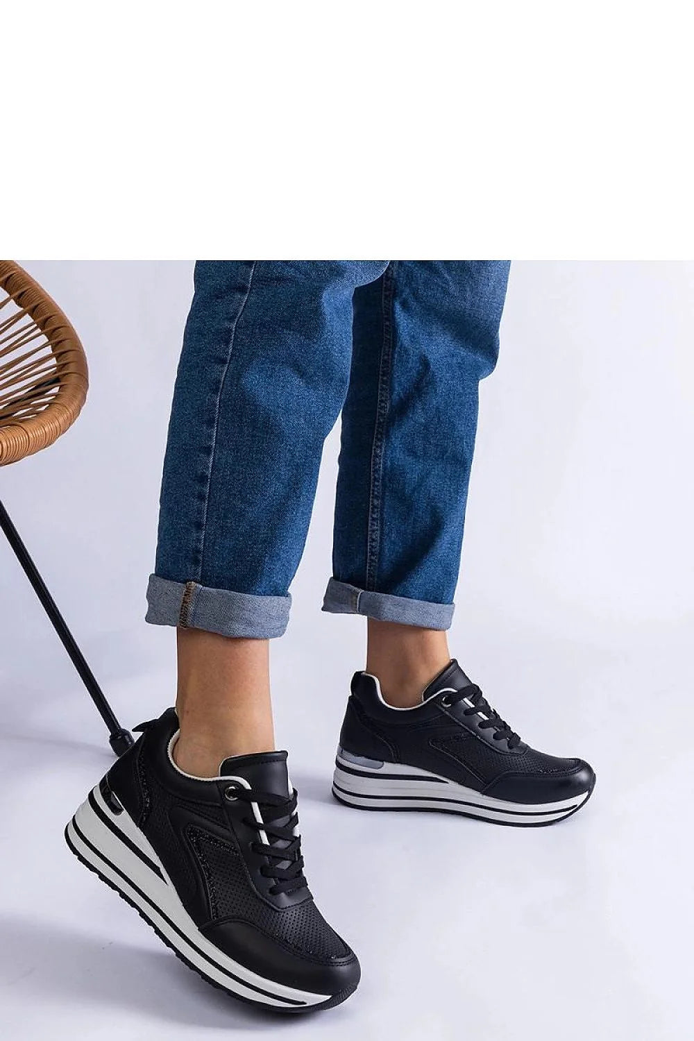 Baskets pour femmes design moderne style sportif couleur noire et blanche matériaux cuir synthétique tissu perforations semelle épaisse plateforme confortable durabilité