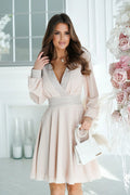 robe soirée genoux chiffon rose poudré décolleté croisé manches longues bouffantes poignets contrastés ceinture taille haute jupe évasée