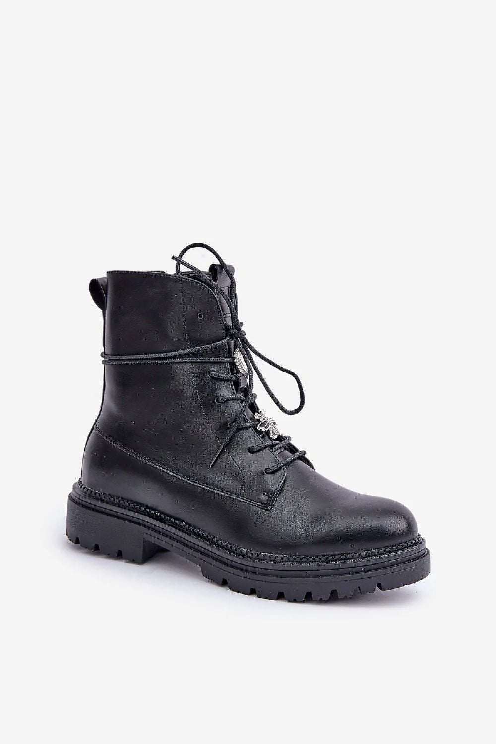 bottines cuir écologique noir bout arrondi lacets pendentif métallique zip latéral broches doublure fourrure synthétique semelle crantée antidérapante talons plats