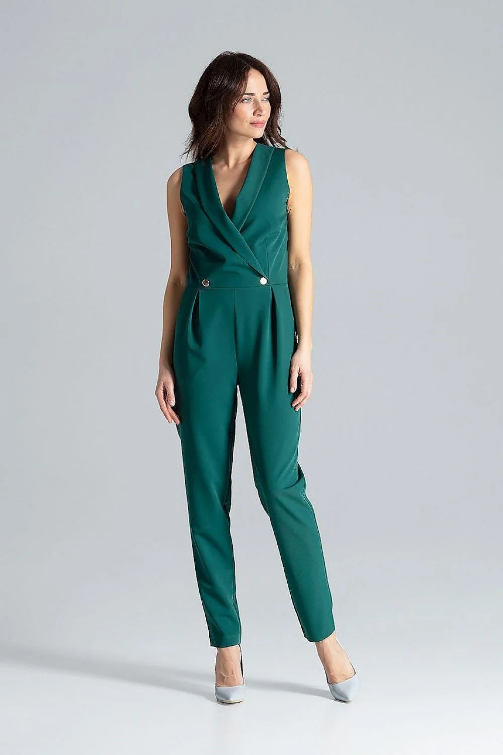 Combinaison femme sans manches vert émeraude revers étroits encolure enveloppe boutons métal polyester viscose coupe ajustée élégance professionnelle soirée