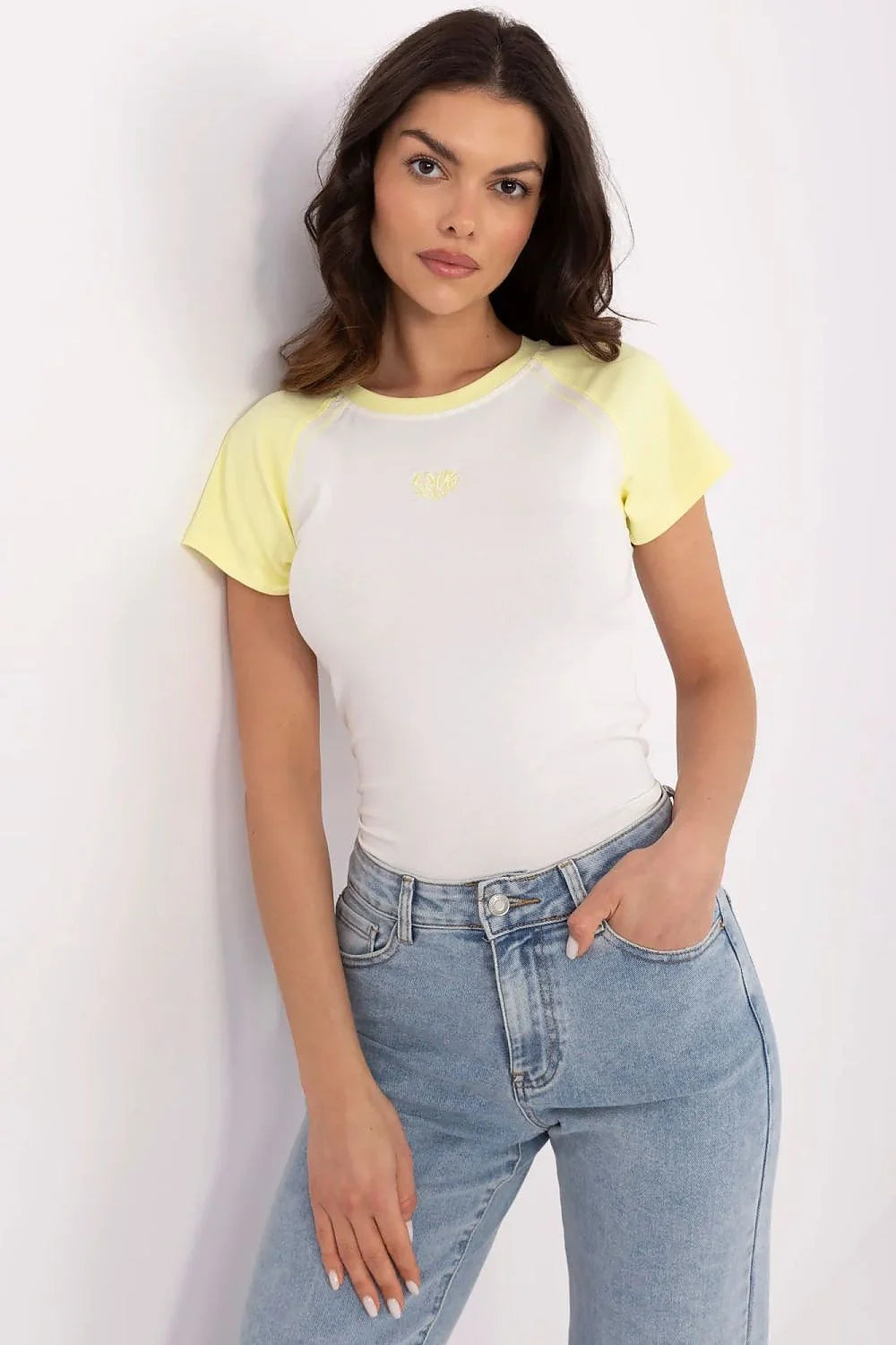 T-shirt femme style raglan manches courtes jaune pastel blanc ajusté confortable logo discret