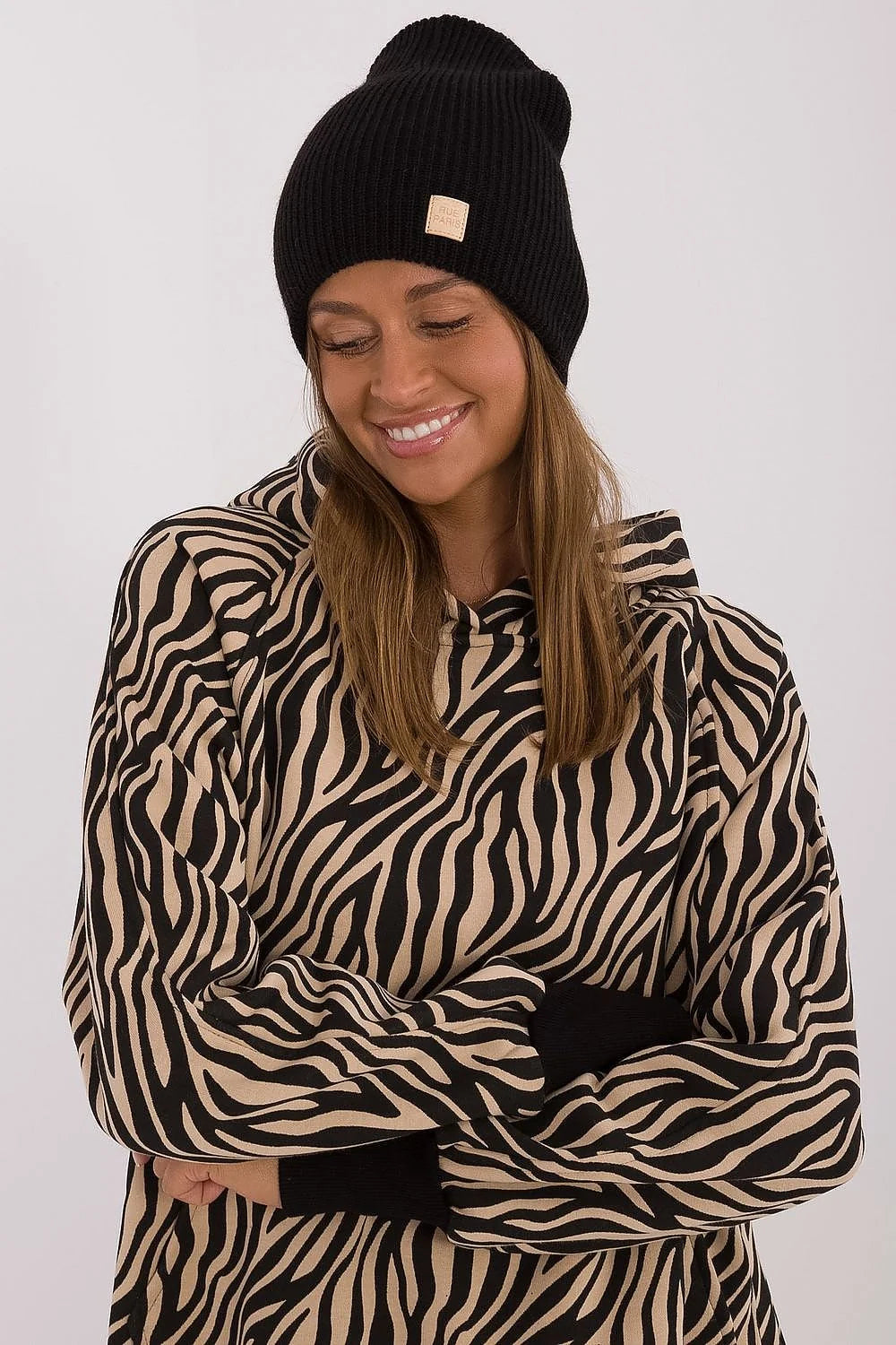 bonnet femme noir maille côtelée slouchy sommet arrondi étiquette beige similicuir extensible chaud décontracté polyvalent élégant confortable intemporel