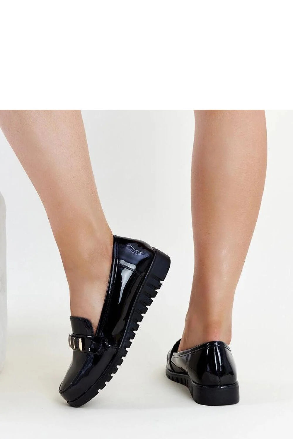 Mocassins femmes élégants cuir verni noir bande décorative détails métalliques dorés confort épuré mode moderne